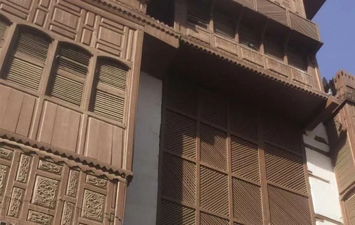 مشربية: (رواشين) تقليدية في إحدى الحارات العربية  