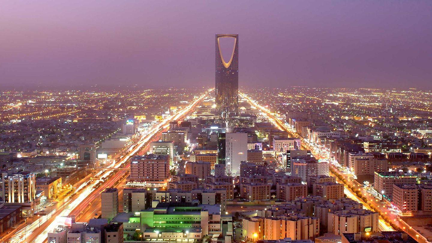 منظر لأفق مدينة الرياض ليلًا - المملكة العربية السعودية