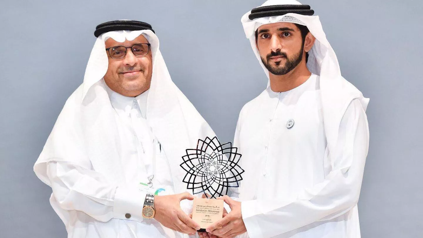 Saudi Aramco Vice President for Project Management, Fahad Al Helal (left) received the Innovative Project Management Award from H.H. Sheikh Hamdan bin Mohammed bin Rashid Al Maktoum, Crown Prince of Dubai and Chairman of the Dubai Executive Council on Dec. 11, 2018 in Dubai.