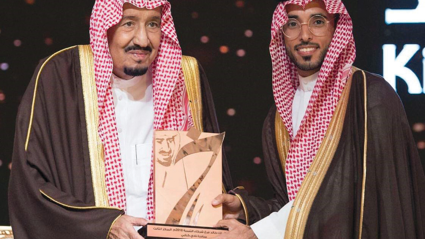 خادم الحرمين الشريفين يسلِّم جائزة الملك خالد لموظف أرامكو السعودية عويد السبيعي