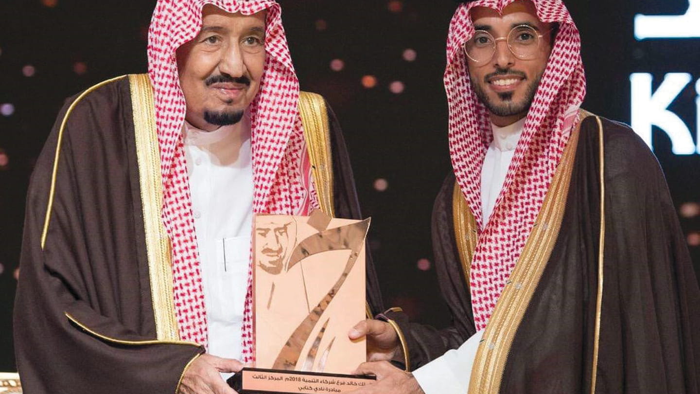 خادم الحرمين الشريفين يسلِّم جائزة الملك خالد لموظف أرامكو السعودية عويد السبيعي