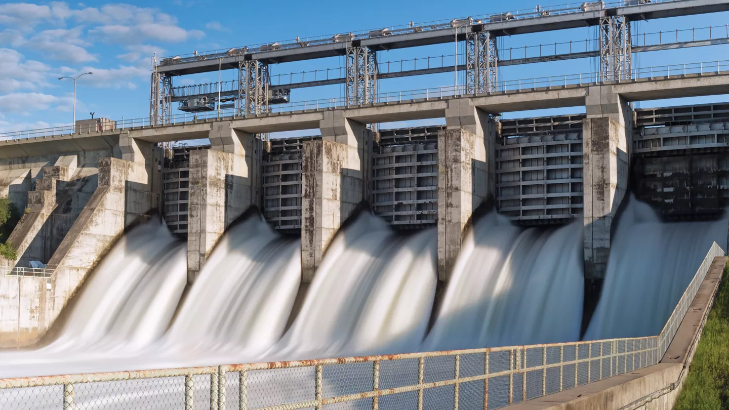 على ضغاف الأنهار قامت المستوطنات البشرية الأولى، ولا تزال هذه الضفاف من أبرز مقومات الحياة لعديد من عواصم ومدن العالم القديمة والحديثة، فتوطدت علاقة الإنسان بالنهر أكثر من مكونات الطبيعة الأخرى.