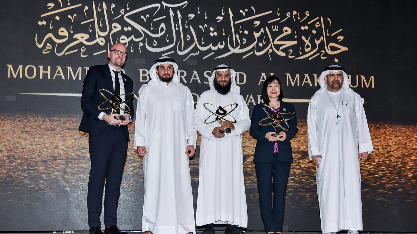 الشيخ أحمد بن محمد  بن راشد وإلى يساره المهندس جميل البقعاوي خلال تكريم الفائزين