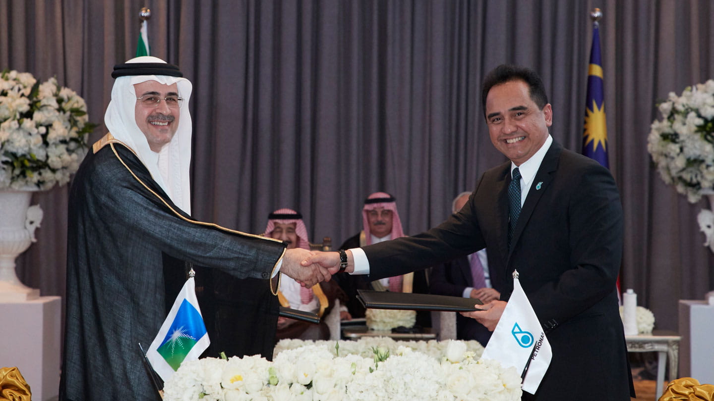 saudi-aramco-petronas-sign-share-purchase-agreement-for-equity