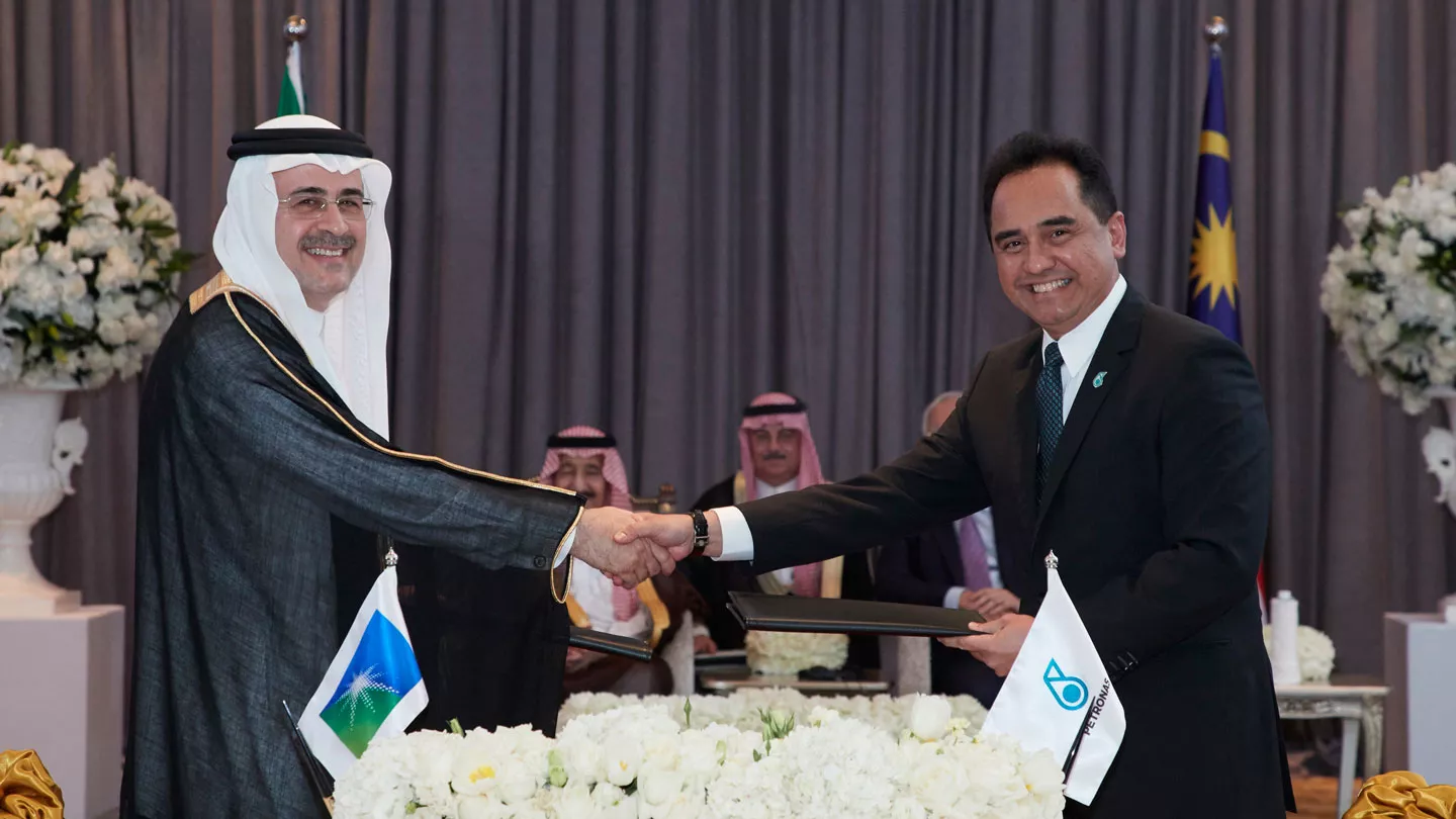 saudi-aramco-petronas-sign-share-purchase-agreement-for-equity